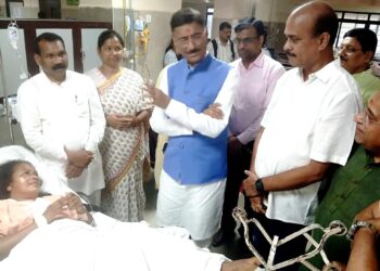 Jharkhand union minister met chaibasa bjp district president: सड़क दुर्घटना में घायल चाईबासा भाजपा जिलाध्यक्ष गीता बालमुचू का हाल जानने टीएमएच पहुंचे केंद्रीय मंत्री संजय सेठ, शीघ्र स्वास्थ्य लाभ की कामना
