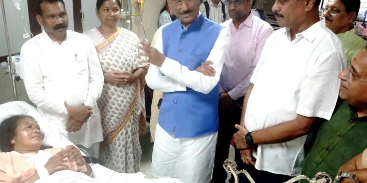 Jharkhand union minister met chaibasa bjp district president: सड़क दुर्घटना में घायल चाईबासा भाजपा जिलाध्यक्ष गीता बालमुचू का हाल जानने टीएमएच पहुंचे केंद्रीय मंत्री संजय सेठ, शीघ्र स्वास्थ्य लाभ की कामना Jharkhand union minister met chaibasa bjp district president: सड़क दुर्घटना में घायल चाईबासा भाजपा जिलाध्यक्ष गीता बालमुचू का हाल जानने टीएमएच पहुंचे केंद्रीय मंत्री संजय सेठ, शीघ्र स्वास्थ्य लाभ की कामना