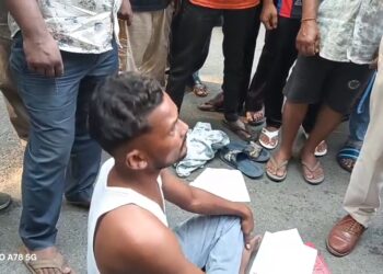 Jamshedpur hungama – टेल्को में बाइक जब्ती को लेकर हंगामा, विरोध प्रदर्शन पर उतरा शख्स, अवैध वसूली का आरोप, देखिए – video