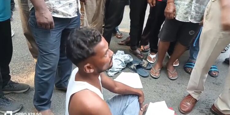 Jamshedpur hungama – टेल्को में बाइक जब्ती को लेकर हंगामा, विरोध प्रदर्शन पर उतरा शख्स, अवैध वसूली का आरोप, देखिए – video