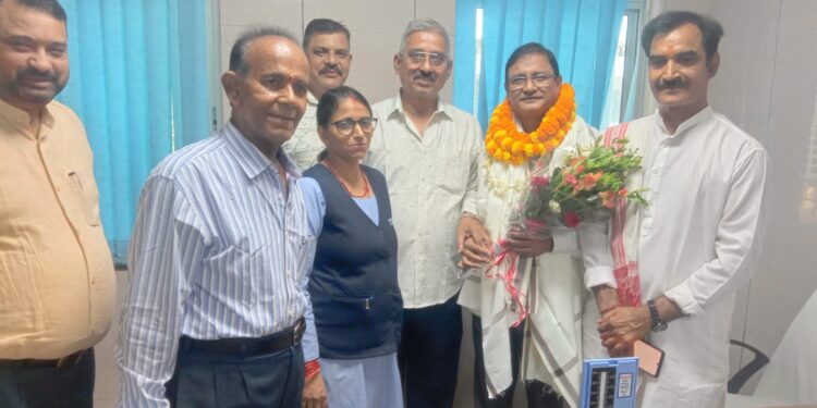 Tata Motors hospital – डॉक्टर संजय लाल श्रीवास्तव ने टाटा मोटर्स हॉस्पिटल मेडिकल सर्विसेज हेड का पदभार संभाला, सवर्ण महासंघ फाउंडेशन के राष्ट्रीय अध्यक्ष डीडी त्रिपाठी ने किया सम्मानित