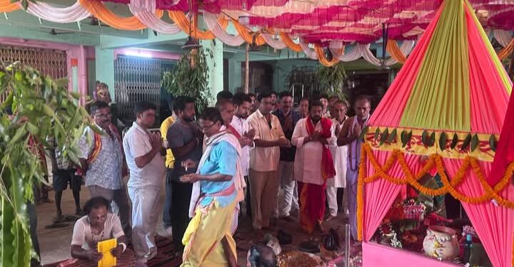 Jamshedpur rural – चाकुलिया के सार्वजनिक दुर्गा मंदिर परिसर में 24 प्रहर हरिनाम संकीर्तन शुरू, उमड़ी भक्तों की भीड़