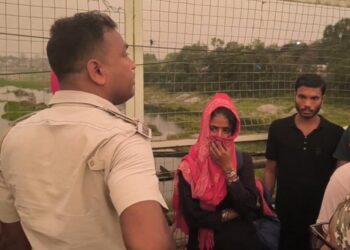 Jamshedpur suicide attempt: मानगो पुल पर युवती ने किया आत्महत्या का प्रयास, लोगों ने बचायी जान, देखिए – video Jamshedpur suicide attempt: मानगो पुल पर युवती ने किया आत्महत्या का प्रयास, लोगों ने बचायी जान, देखिए – video
