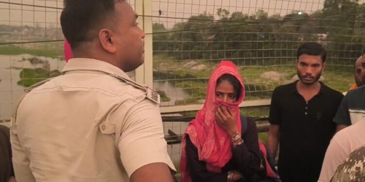 Jamshedpur suicide attempt: मानगो पुल पर युवती ने किया आत्महत्या का प्रयास, लोगों ने बचायी जान, देखिए – video