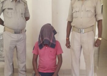 Jamshedpur excise department action: बोड़ाम में उत्पाद विभाग की छापेमारी, 50 बोतल बीयर के साथ एक गिरफ्तार Jamshedpur excise department action: बोड़ाम में उत्पाद विभाग की छापेमारी, 50 बोतल बीयर के साथ एक गिरफ्तार