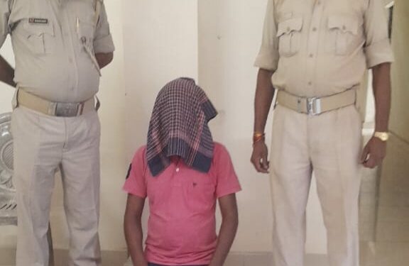 Jamshedpur excise department action: बोड़ाम में उत्पाद विभाग की छापेमारी, 50 बोतल बीयर के साथ एक गिरफ्तार