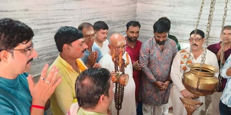 Jamshedpur laxminarayan mandir : केबुल टाउन के श्री लक्ष्मीनारायण मंदिर परिसर में सहस्त्र घट जलाभिषेक का आयोजन, विधायक सरयू राय समेत कई लोगों ने लिया हिस्सा Jamshedpur laxminarayan mandir : केबुल टाउन के श्री लक्ष्मीनारायण मंदिर परिसर में सहस्त्र घट जलाभिषेक का आयोजन, विधायक सरयू राय समेत कई लोगों ने लिया हिस्सा