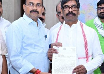 Jamshedpur jugsalai mla meets cm : जुगसलाई नगर परिषद् क्षेत्र में “फायर ब्रिगेड” सबस्टेशन स्थापना के संबंध में विधायक मंगल कालिंदी ने मुख्यमंत्री को सौंपा ज्ञापन, दमकल की होगी स्थायी व्यवस्था