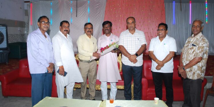Jamshedpur cp samity school : टुइलाडुंगरी के सीपी समिति विद्यालय परिवार ने अध्यक्ष दिनेश कुमार का किया भव्य अभिनंदन, नई संगठनात्मक जिम्मेदारी पर सम्मान समारोह, शिक्षा की गुणवत्ता एवं शैक्षणिक वातावरण पर हुई महत्वपूर्ण चर्चा