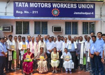 Tata motors retirement : टाटा मोटर्स वर्कर्स यूनियन ने दी टाटा मोटर्स के सेवानिवृत कर्मियों को विदाई, किया गया सम्मानित