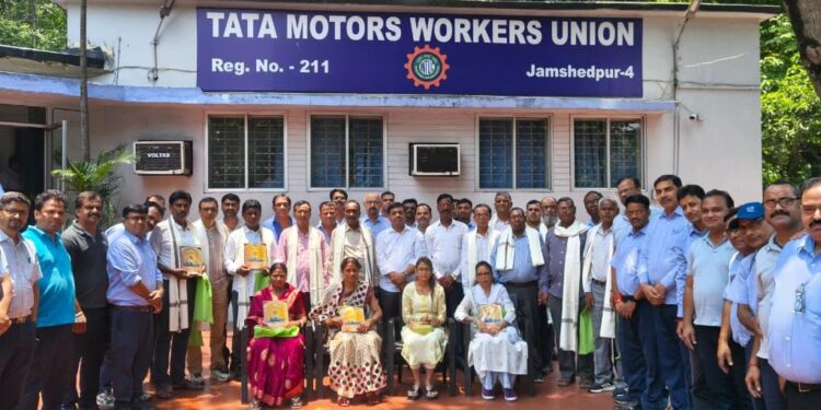 Tata motors retirement : टाटा मोटर्स वर्कर्स यूनियन ने दी टाटा मोटर्स के सेवानिवृत कर्मियों को विदाई, किया गया सम्मानित