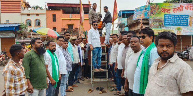 Jamshedpur rural jmm – झामुमो प्रखंड कमेटी ने बिरसा मुंडा की मूर्ति पर किया माल्यार्पण Jamshedpur rural jmm – झामुमो प्रखंड कमेटी ने बिरसा मुंडा की मूर्ति पर किया माल्यार्पण