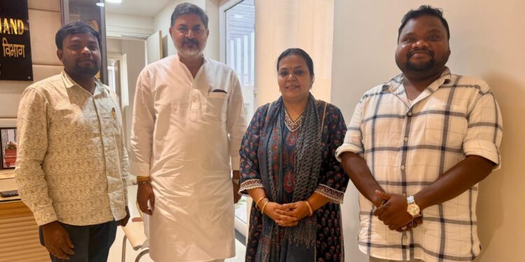 West singhbhum: झारखंड की मंत्री दीपिका पांडेय सिंह से मिले चक्रधरपुर नगर परिषद अध्यक्ष सन्नी उरांव, विकास कार्यों पर की चर्चा West singhbhum: झारखंड की मंत्री दीपिका पांडेय सिंह से मिले चक्रधरपुर नगर परिषद अध्यक्ष सन्नी उरांव, विकास कार्यों पर की चर्चा