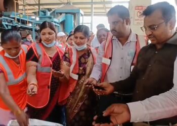Jamshedpur ward councillors visits compost plant : मानगो नगर निगम के वार्ड पार्षदों ने किया कंपोस्ट प्लांट का भ्रमण, घरेलू कचरे को जैविक खाद में बदलने की आधुनिक प्रक्रिया से हुए अवगत Jamshedpur ward councillors visits compost plant : मानगो नगर निगम के वार्ड पार्षदों ने किया कंपोस्ट प्लांट का भ्रमण, घरेलू कचरे को जैविक खाद में बदलने की आधुनिक प्रक्रिया से हुए अवगत