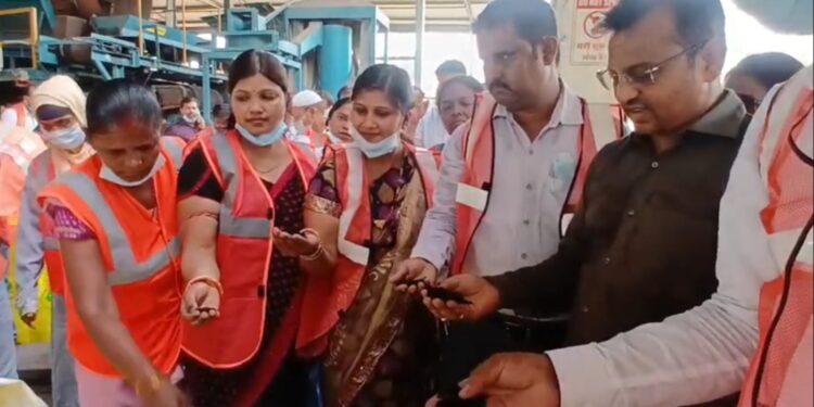 Jamshedpur ward councillors visits compost plant : मानगो नगर निगम के वार्ड पार्षदों ने किया कंपोस्ट प्लांट का भ्रमण, घरेलू कचरे को जैविक खाद में बदलने की आधुनिक प्रक्रिया से हुए अवगत Jamshedpur ward councillors visits compost plant : मानगो नगर निगम के वार्ड पार्षदों ने किया कंपोस्ट प्लांट का भ्रमण, घरेलू कचरे को जैविक खाद में बदलने की आधुनिक प्रक्रिया से हुए अवगत