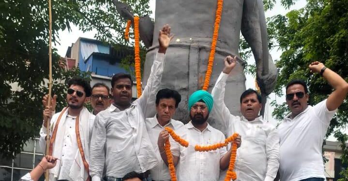 Jamshedpur congress : धरती आबा भगवान बिरसा मुंडा के शहादत दिवस पर कांग्रेसजनों ने अर्पित की श्रद्धांजलि, किया धरती आबा को याद