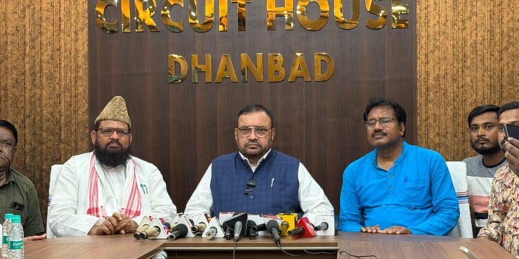 Jharkhand minority commission : झारखंड राज्य अल्पसंख्यक आयोग की टीम का धनबाद दौरा, चेयरमैन हिदायतुल्लाह खान ने मृतक दिलशाद अंसारी के परिजनों से की मुलाकात, हत्या मामले की गहराई से जांच और कड़ी कार्रवाई के दिए निर्देश Jharkhand minority commission : झारखंड राज्य अल्पसंख्यक आयोग की टीम का धनबाद दौरा, चेयरमैन हिदायतुल्लाह खान ने मृतक दिलशाद अंसारी के परिजनों से की मुलाकात, हत्या मामले की गहराई से जांच और कड़ी कार्रवाई के दिए निर्देश