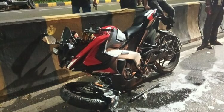 Jamshedpur accident – बिष्टुपुर में ओवरटेक करने के दौरान सड़क हादसा, युवक घायल