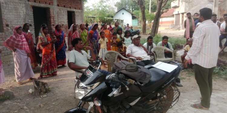 Jamshedpur rural – बड़ाखूर्शी में पीएम आवास योजना की सूची के सत्यापन के लिए ग्रामसभा आयोजित, ग्रामीणों से सही जानकारी उपलब्ध कराने की अपील Jamshedpur rural – बड़ाखूर्शी में पीएम आवास योजना की सूची के सत्यापन के लिए ग्रामसभा आयोजित, ग्रामीणों से सही जानकारी उपलब्ध कराने की अपील