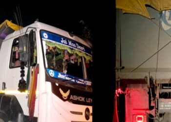 Jamshedpur border area police action- कपाली में देर रात चलाया गया वाहन जांच अभियान, अवैध बालू लदे ट्रेलर जब्त Jamshedpur border area police action- कपाली में देर रात चलाया गया वाहन जांच अभियान, अवैध बालू लदे ट्रेलर जब्त