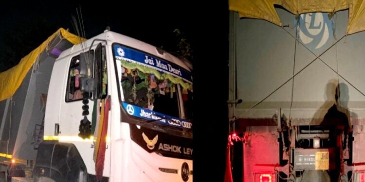 Jamshedpur border area police action- कपाली में देर रात चलाया गया वाहन जांच अभियान, अवैध बालू लदे ट्रेलर जब्त Jamshedpur border area police action- कपाली में देर रात चलाया गया वाहन जांच अभियान, अवैध बालू लदे ट्रेलर जब्त