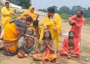 Jamshedpur dhuni penance : दोमुहानी संगम तट पर 48 घंटे की अखंड धूनी तपस्या शुरू, विश्व कल्याण की कामना Jamshedpur dhuni penance : दोमुहानी संगम तट पर 48 घंटे की अखंड धूनी तपस्या शुरू, विश्व कल्याण की कामना