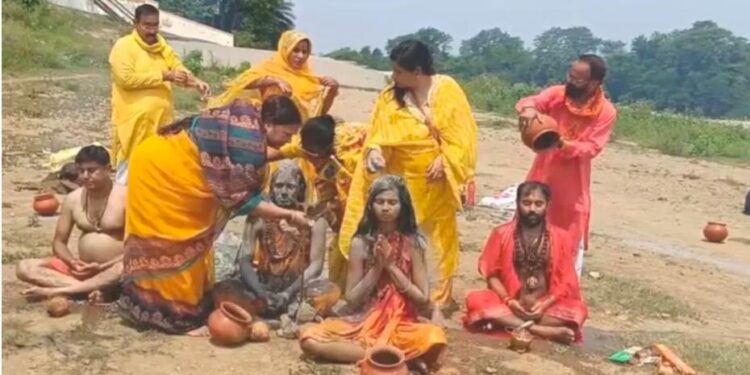 Jamshedpur dhuni penance : दोमुहानी संगम तट पर 48 घंटे की अखंड धूनी तपस्या शुरू, विश्व कल्याण की कामना Jamshedpur dhuni penance : दोमुहानी संगम तट पर 48 घंटे की अखंड धूनी तपस्या शुरू, विश्व कल्याण की कामना