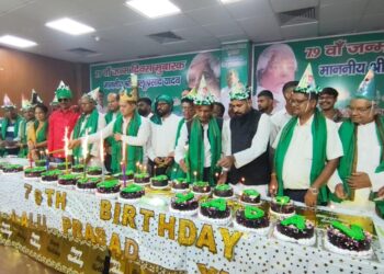Jamshedpur rjd : राजद प्रमुख लालू प्रसाद यादव के 79 वे जन्मदिन पर पुरेंद्र ने काटा 79 पाउंड का केक, पुरेंद्र बोले – लालू व्यक्ति नहीं, एक विचारधारा है Jamshedpur rjd : राजद प्रमुख लालू प्रसाद यादव के 79 वे जन्मदिन पर पुरेंद्र ने काटा 79 पाउंड का केक, पुरेंद्र बोले – लालू व्यक्ति नहीं, एक विचारधारा है