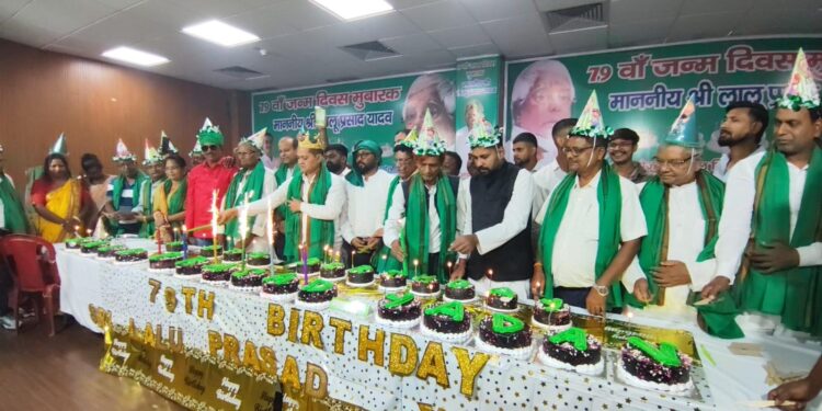 Jamshedpur rjd : राजद प्रमुख लालू प्रसाद यादव के 79 वे जन्मदिन पर पुरेंद्र ने काटा 79 पाउंड का केक, पुरेंद्र बोले – लालू व्यक्ति नहीं, एक विचारधारा है