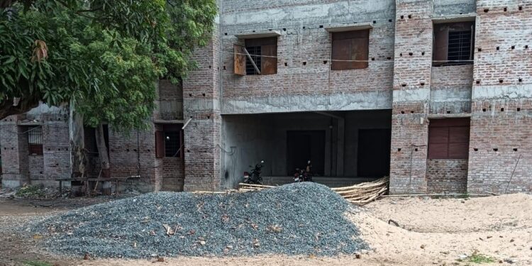 West singhbhum school – करायकेला के पीएमश्री उत्क्रमित प्लस टू उच्च विद्यालय का निर्माण कार्य चार माह से ठप, छात्र परेशान