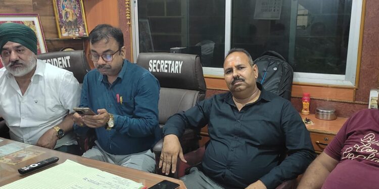 Jamshedpur transporter : डीजल का रेट को लेकर ट्रांसपोर्टर परेशान, हो रहा घाटा, 20 जून से अनिश्चितकालीन हड़ताल की दी चेतावनी