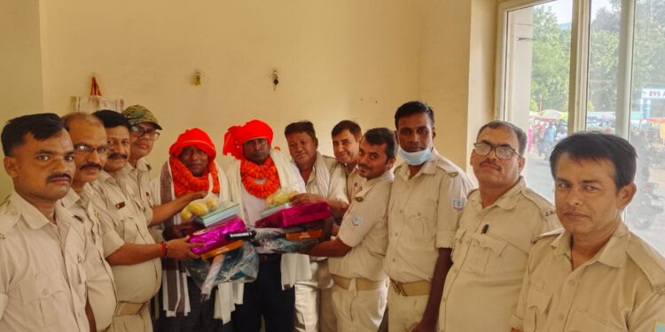 Jamshedpur farewell – एमजीएम अस्पताल में होमगार्ड के दो जवान हुए सेवानिवृत्त, सम्मानपूर्वक दी विदाई