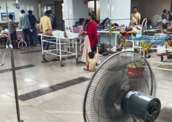 Jamshedpur mgm hospital – एमजीएम अस्पताल की इमरजेंसी वार्ड में भर्ती मरीज भीषण गर्मी से परेशान, एसी बंद