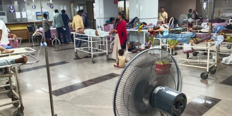 Jamshedpur mgm hospital – एमजीएम अस्पताल की इमरजेंसी वार्ड में भर्ती मरीज भीषण गर्मी से परेशान, एसी बंद