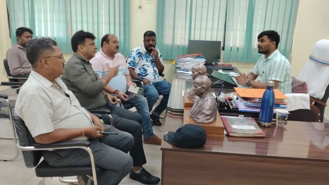 Jamshedpur jugsalai issue – जुगसलाई में 5 दिनों से कचरा उठाव ठप, पार्षदों ने कार्यपालक पदाधिकारी से की मुलाकात Jamshedpur jugsalai issue – जुगसलाई में 5 दिनों से कचरा उठाव ठप, पार्षदों ने कार्यपालक पदाधिकारी से की मुलाकात