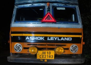 Saraikela accident :, सरायकेला में ट्रक ने दो मोटर साइकिल को मारी टक्कर, महिला की मौत, तीन घायल Saraikela accident :, सरायकेला में ट्रक ने दो मोटर साइकिल को मारी टक्कर, महिला की मौत, तीन घायल