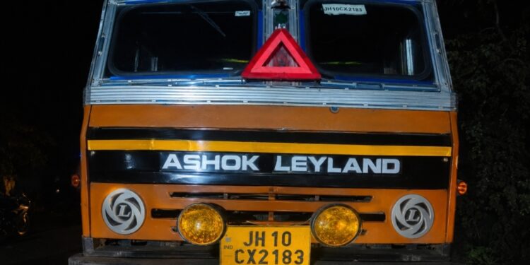 Saraikela accident :, सरायकेला में ट्रक ने दो मोटर साइकिल को मारी टक्कर, महिला की मौत, तीन घायल