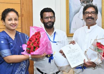 Jharkhand rajyasabha member meets cm : मुख्यमंत्री हेमन्त सोरेन से नव निर्वाचित राज्यसभा सांसद बैद्यनाथ राम ने की मुलाकात, दिखायी एकजुटता Jharkhand rajyasabha member meets cm : मुख्यमंत्री हेमन्त सोरेन से नव निर्वाचित राज्यसभा सांसद बैद्यनाथ राम ने की मुलाकात, दिखायी एकजुटता