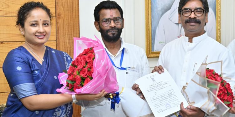 Jharkhand rajyasabha member meets cm : मुख्यमंत्री हेमन्त सोरेन से नव निर्वाचित राज्यसभा सांसद बैद्यनाथ राम ने की मुलाकात, दिखायी एकजुटता Jharkhand rajyasabha member meets cm : मुख्यमंत्री हेमन्त सोरेन से नव निर्वाचित राज्यसभा सांसद बैद्यनाथ राम ने की मुलाकात, दिखायी एकजुटता