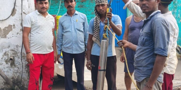 Jamshedpur panchayat samiti initiative – पंचायत समिति सदस्य सुनील गुप्ता की पहल रंग लाई, पोस्तो नगर में लगा नया सबमर्सिबल पंप Jamshedpur panchayat samiti initiative – पंचायत समिति सदस्य सुनील गुप्ता की पहल रंग लाई, पोस्तो नगर में लगा नया सबमर्सिबल पंप