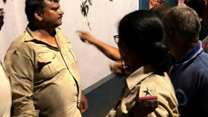 Jamshedpur public protest against police : सिदगोड़ा में पुलिसिया कार्रवाई के खिलाफ गोल बंद हुई जनता, हंगामा
