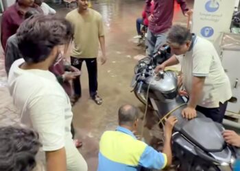 Jamshedpur hungama – मानगो के पेट्रोल पंप पर पेट्रोल में पानी मिलने का आरोप, कई वाहन चालकों ने किया हंगामा Jamshedpur hungama – मानगो के पेट्रोल पंप पर पेट्रोल में पानी मिलने का आरोप, कई वाहन चालकों ने किया हंगामा