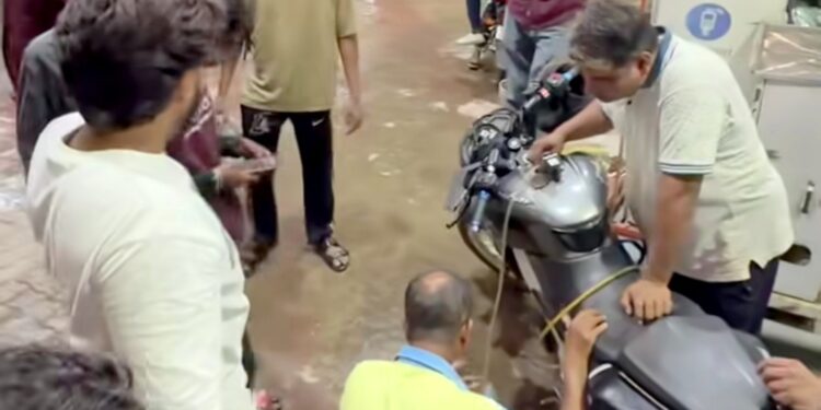Jamshedpur hungama – मानगो के पेट्रोल पंप पर पेट्रोल में पानी मिलने का आरोप, कई वाहन चालकों ने किया हंगामा Jamshedpur hungama – मानगो के पेट्रोल पंप पर पेट्रोल में पानी मिलने का आरोप, कई वाहन चालकों ने किया हंगामा