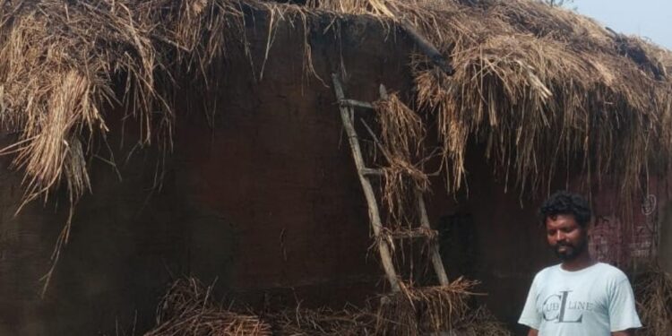 Jamshedpur rural fire : पटमदा में फूस के घर में लगी आग, सामान जलकर राख Jamshedpur rural fire : पटमदा में फूस के घर में लगी आग, सामान जलकर राख