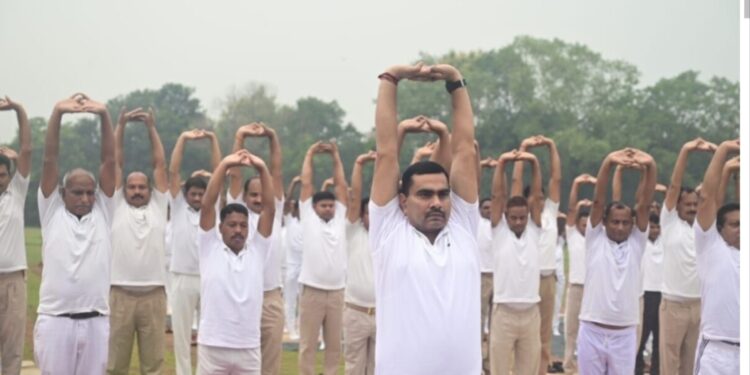 Jamshedpur yog day – अंतरराष्ट्रीय योग दिवस पर जैप-6 परिसर में भव्य आयोजन, जवानों ने लिया स्वस्थ जीवन का संकल्प Jamshedpur yog day – अंतरराष्ट्रीय योग दिवस पर जैप-6 परिसर में भव्य आयोजन, जवानों ने लिया स्वस्थ जीवन का संकल्प