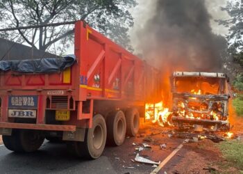 Jamshedpur rural accident: चाकुलिया में दो ट्रेलरों की टक्कर के बाद लगी आग, चालक घायल Jamshedpur rural accident: चाकुलिया में दो ट्रेलरों की टक्कर के बाद लगी आग, चालक घायल