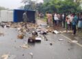 Saraikela incident – चौका में शराब लदा वाहन अनियंत्रित होकर पलटा, लूटने की मची होड़