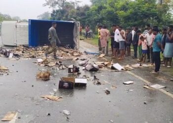 Saraikela incident – चौका में शराब लदा वाहन अनियंत्रित होकर पलटा, लूटने की मची होड़ Saraikela incident – चौका में शराब लदा वाहन अनियंत्रित होकर पलटा, लूटने की मची होड़