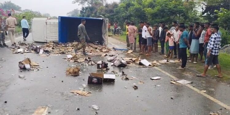 Saraikela incident – चौका में शराब लदा वाहन अनियंत्रित होकर पलटा, लूटने की मची होड़