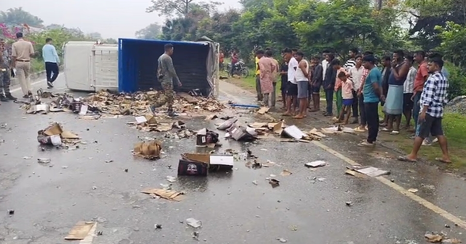 Saraikela incident – चौका में शराब लदा वाहन अनियंत्रित होकर पलटा, लूटने की मची होड़
